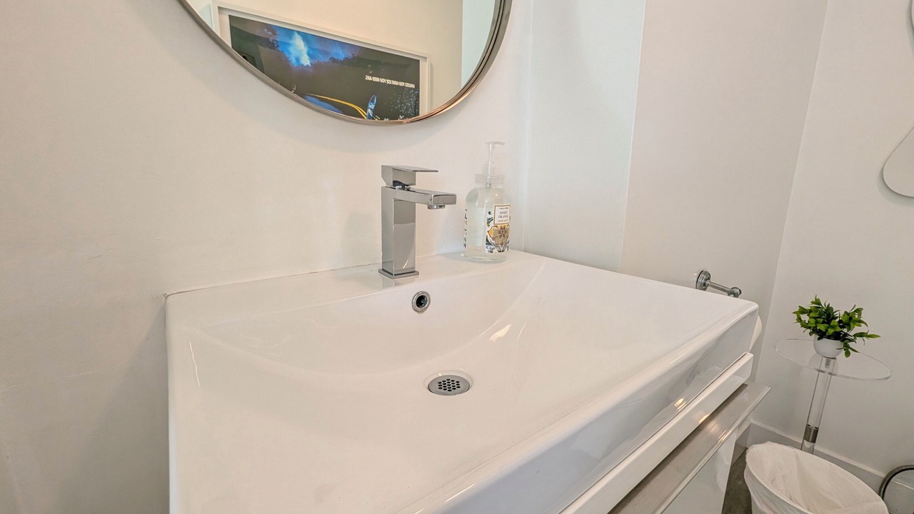 Photo of Bathroom in Greater Wilshire - Hancock Park