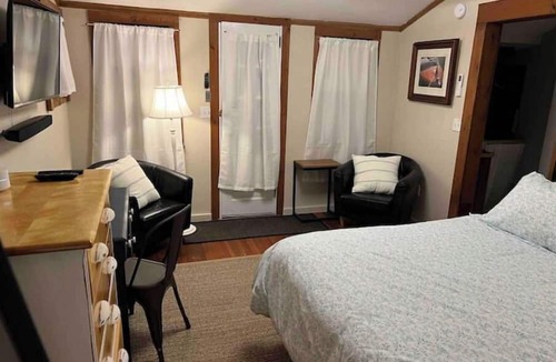 Orleans Cottage | Antique Cottage with King Bed, Kitchen, Bath, Private Yard & Path to Arey's Pond