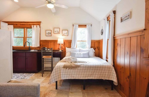 South Wellfleet Cottage | Walk 1/10 Mile to Lecount Hollow Beach!