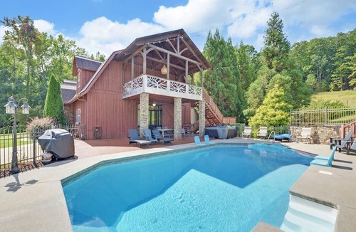 Cleveland House | Amazing Farmhouse,18 acres, pool, 7 king bds, near Helen, WEDDINGS & EVENTS