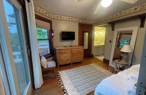 Oak Bluffs House | Oak Bluff's Victorian Walk to Town & Beaches