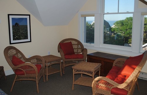 South Wellfleet Cottage | Ocean Cottage A/C near PB and Beachcomber. Steps to the beach!