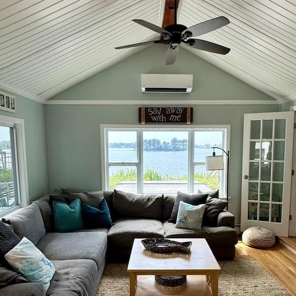 Amazing Lakefront Property, Private Dock, Direct Access to Water, New Hot Tub/AC in Dennis Port