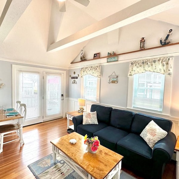 Steps to Keyes Memorial Beach. Minutes to Downtown Hyannis. Pool. Private patio. in Barnstable
