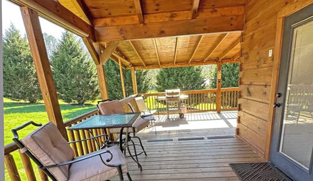 Dawson's Den Cabin 18. 1 Bedroom, 1 Bath Pet Friendly and Hot Tub in Blairsville