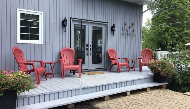 Spectacular 4-season home, seconds from the beach. (Pet friendly!). in Vittoria
