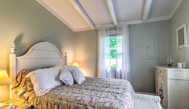 Near Craigville Beach & Main St! Sunny Cottage in Hyannis