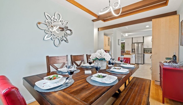 Walk 2 Light Rail-Quiet-HotTub-0.5 mi 2 Airport-Food, Shopping, Fun! in SeaTac