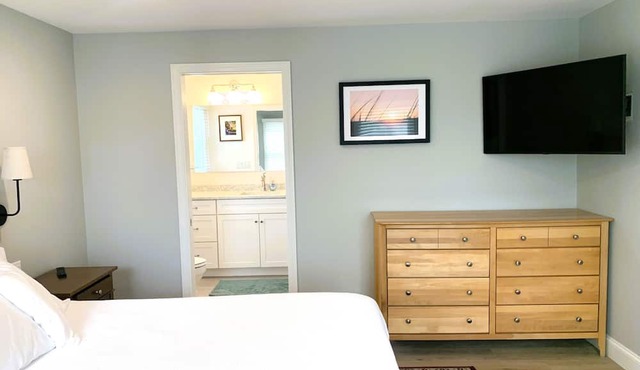 Newly Remodeled 3 Bedroom 2.5 Bath House, 1/2 Mile to Beach. Sleeps 9, with AC and Beach Pass. in W. Hyannisport