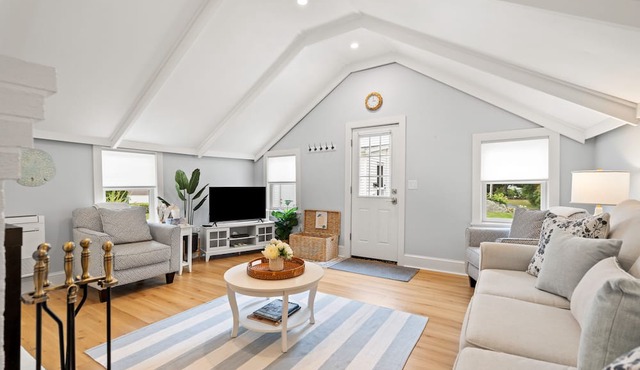 Shore Cottage - Coastal gem, a traveler favorite! Outdoor patio, central AC. in Gloucester