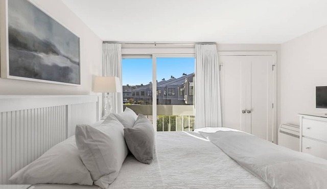 Unit 143 Poolside 4BD-A/C, Private Balcony, Association Beach & Pool in Hyannis