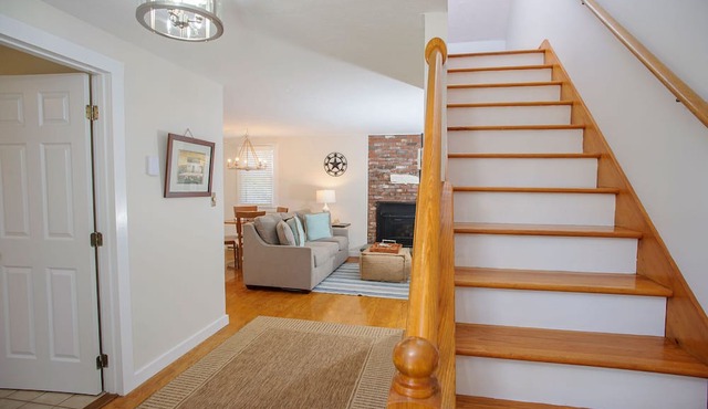 Relaxing Island Retreat, Cozy Cottage, Lamberts Cove Beach Access! in West Tisbury