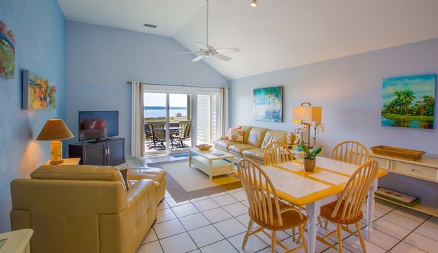 STUNNING BEACHFRONT UPPER VILLA,Electric Awning over Deck,Amenity Cards INCLUDED in Seabrook Island