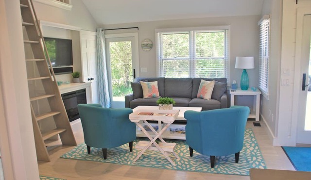 EVERGREEN ESCAPE: Private Cottage close to South Shore Beaches in Nantucket