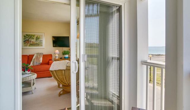 Breezy Oak Bluffs Condo - Steps to Inkwell Beach! in Oak Bluffs