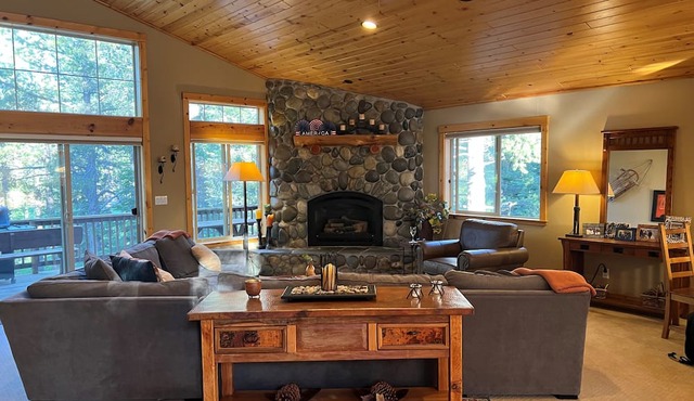 Gorgeous home on championship golf course with two en-suites in Tahoe Donner in Truckee