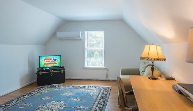 Beautiful 3 bedroom 2 bath Home/Close to Town & Beach in Oak Bluffs