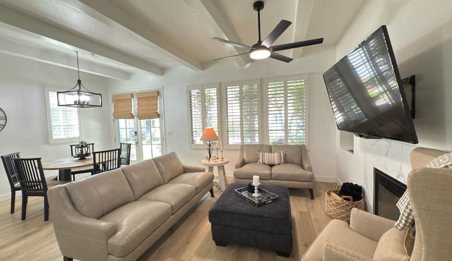 Winter dates going fast! Beautifully renovated 3bd/3bth poolside, mountain views in La Quinta