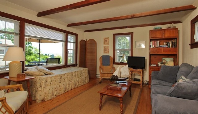 HyannisPort Seaside Cottage, Steps from the Sand ! in Hyannisport