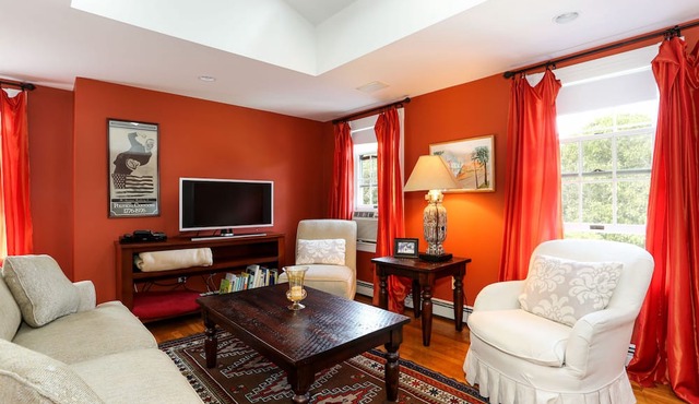 Luxury 7 BR, 4 BA w/Unique 60 ft Pool, .4 Miles to Beach in Orleans