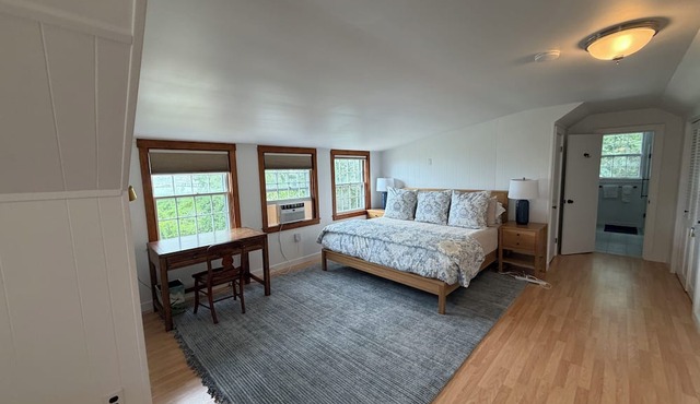Beachfront Monomoy cottage near Town in Nantucket