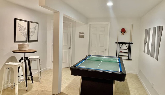 Modern 4 bed/3.5 bath Farmhouse, private HEATED POOL and AC on bike path in Oak Bluffs