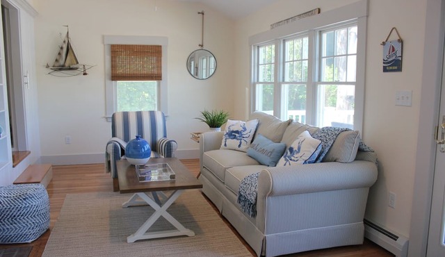 Waterfront Living w Stunning Views, Beautiful Decor, Kayaks, Private drive in Gloucester