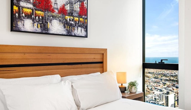 Stylish City Apartment with Expanding City Views in Southbank