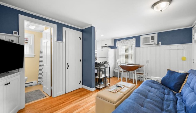 Charming Cape Cod Cottage with Pool Near Red River Beach in Harwich Port