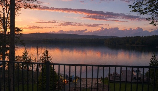 Incredible views, private beach, lakeside firepit, boats, hot tub, game rooms in Drums