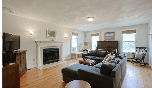 Bell View: Private tennis court and an in-law in Gloucester