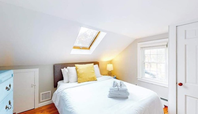 Sophisticated home with lovely guest house - walk to beach & restaurants in Harwich Port