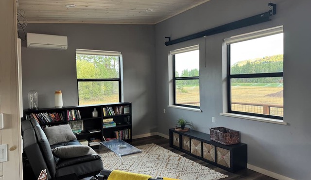 Cozy 1-bedroom apartment in tranquil Winthrop w/AC and pool/hottub on the trail in Winthrop