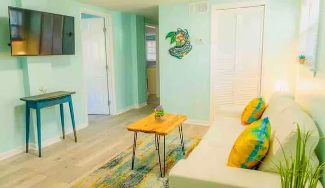 Bubble Gum Apt “A” 2 blocks to beach in Tybee Island