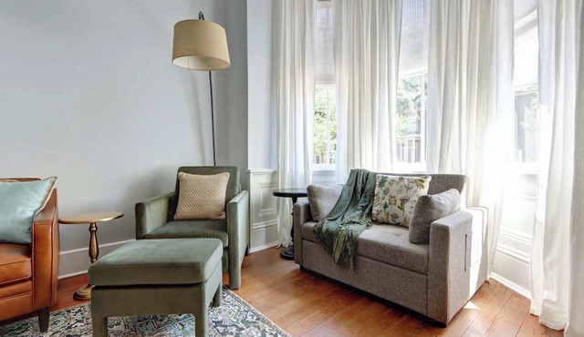 The Koi Retreat, Victorian | Huge Porch | Parking in Savannah