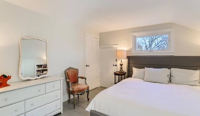 Charming Whaling Captain's Farmhouse with modern updates in West Tisbury in West Tisbury