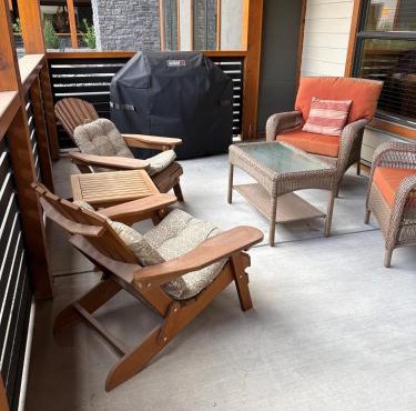 Luxury Mountain Haven Views Hot Tub Patio Spacious Quiet Central in Canmore