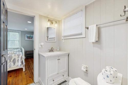 Oceanfront cottage near town with full kitchen AC beach access & patio in North Truro