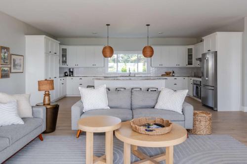 Edenshores - Pristine Waterfront in Hillier