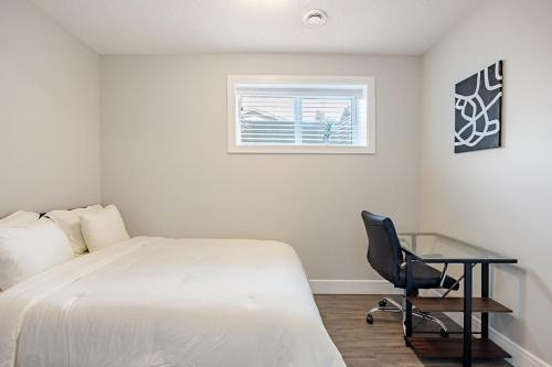 Cozy Family Friendly Suite Near Whyte, UofA, Kinsmen with Desks or Home-office and Full Kitchen in Edmonton