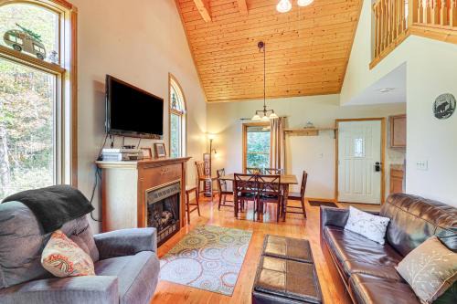 3 Mi to Snowshoe Resort: Cabin w/Hot Tub in Slaty Fork