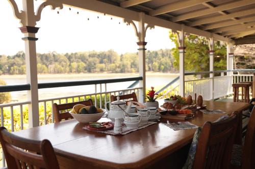 Lakefront holiday villa in Yungaburra