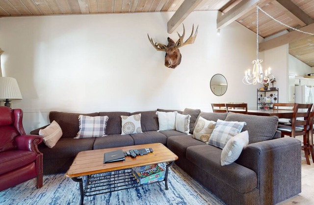 Mammoth Estates 203 Pet-friendly Large Mountain Condo with Wood Burning Fireplace by RedAwning in Mammoth Lakes